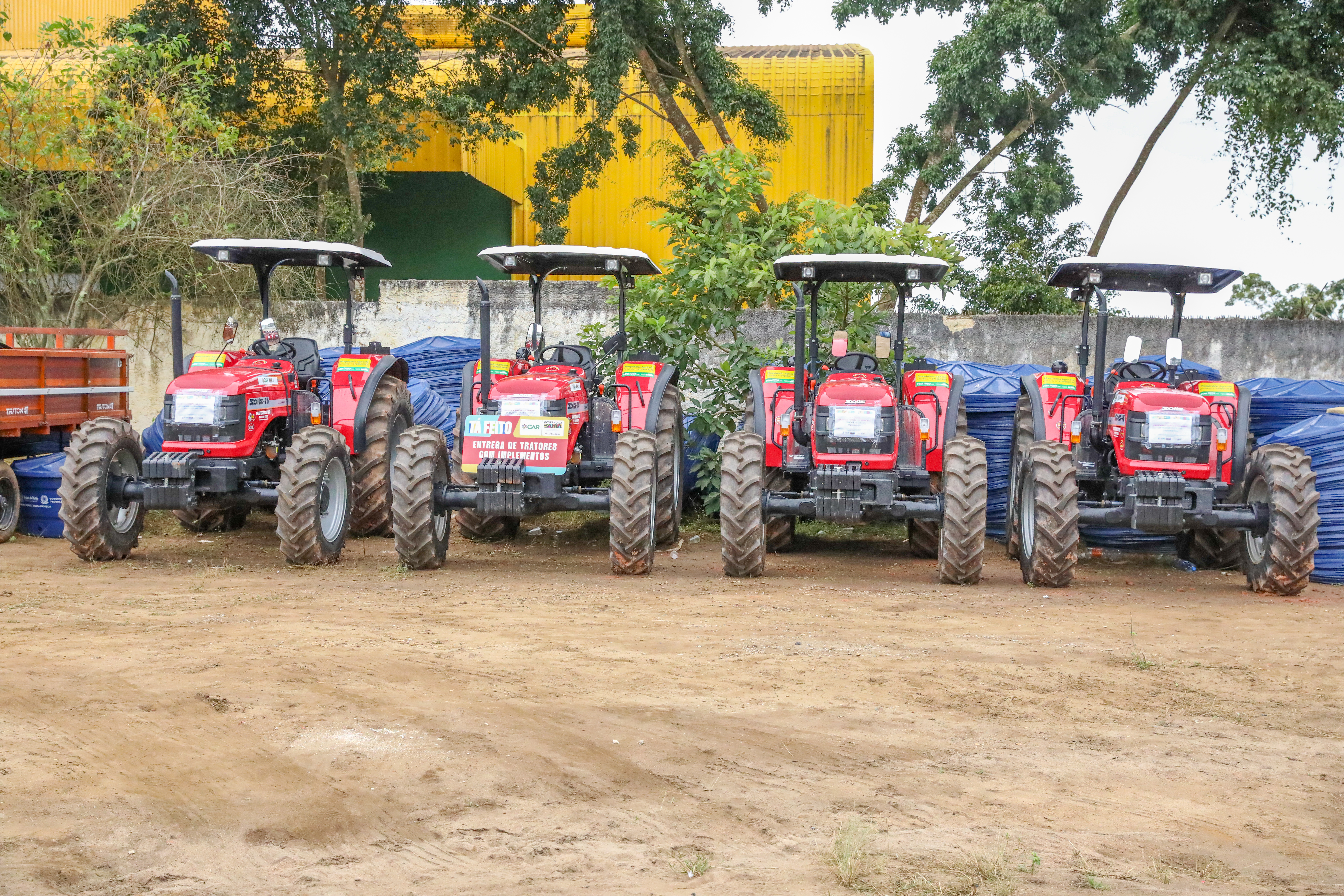 Governo da Bahia entrega máquinas, equipamentos e 2.700 caixas d’água para a agricultura familiar de 18 municípios