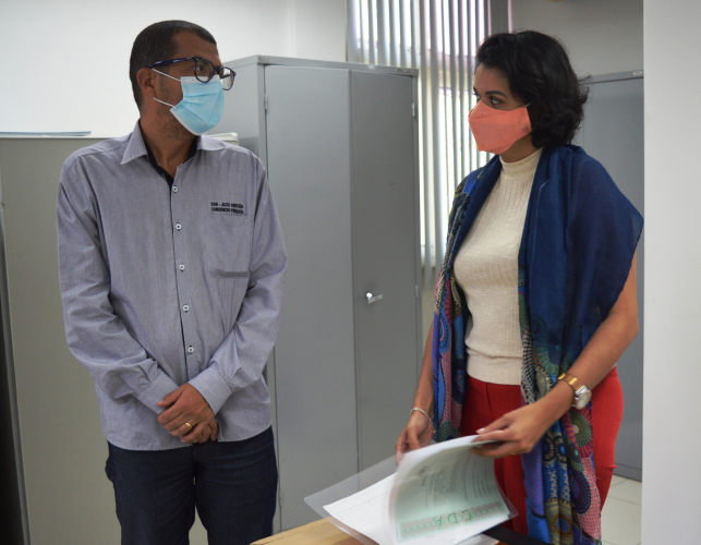 Regularização fundiária de áreas individuais e coletivas do Território de Identidade Sertão Produtivo foi tema de reunião, nesta terça-feira (28), entre a Coordenação de Desenvolvimento Agrário (CDA) e o Consórcio de Desenvolvimento Sustentável Alto Sertão. Desde 2015, os Consórcios Públicos são parceiros do Governo do Estado, contribuindo com os avanços da política pública de Regularização Fundiária na Bahia, executada pela CDA, órgão da Secretaria de Desenvolvimento Rural (SDR). A iniciativa acontece no âmbito do projeto Bahia Mais Forte, Terra Legal. Camilla Batista, coordenadora executiva da CDA/SDR, explica que “a parceria é estratégica e vem proporcionando ampliação das metas de regularização fundiária, além do aprimoramento dos procedimentos técnicos visando a eficiência e a celeridade na emissão dos títulos de terra. Nesta parceria, os consórcios públicos cumprem o papel técnico de mobilizar e cadastrar as famílias de agricultores familiares, além de georreferenciar as áreas. Compete à equipe técnica da CDA avaliar as peças técnicas elaboradas pelos consórcios, estando concluídas com êxito, elas resultarão na emissão dos títulos de terra”. Anderson Públio, secretário executivo do Consórcio Público do Alto Sertão, considera importante o trabalho desenvolvido em parceria com a CDA: "Nossa expectativa é retomar as ações de apoio à regularização fundiária nos municípios consorciados, beneficiando mais agricultores e agricultoras familiares. Entregamos títulos em diversos municípios que integram o consórcio e realizamos uma forte mobilização no território em relação à regularização de áreas coletivas, trabalho intenso que já apresenta resultados”.