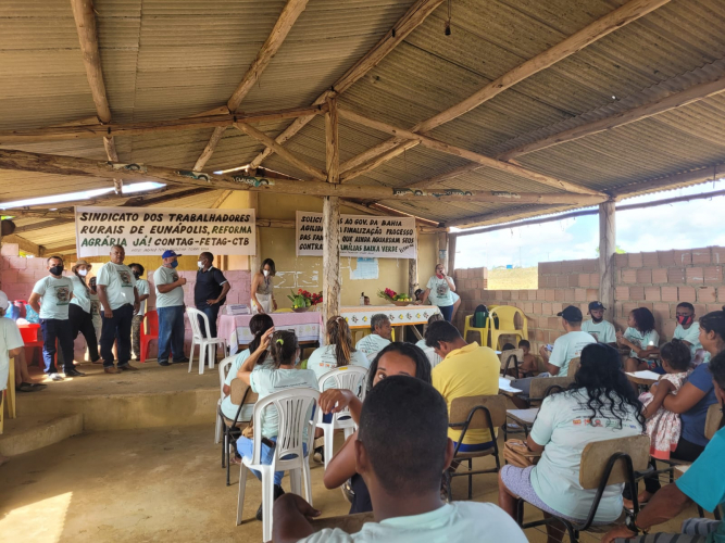 Estado e assentados da Reforma Agrária de Eunápolis celebram 98 Contratos de Concessão de Direito Real de Uso