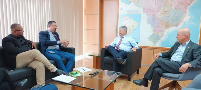 MDA amplia prazo para Cadastro da Agricultura Familiar, decisão foi defendida pela SDR em visita ao Ministério. O Governo Federal por meio do Ministério do Desenvolvimento Agrário e Agricultura Familiar (MDA) prorrogou por um ano a validade das Declarações de Aptidão ao Programa Nacional de Fortalecimento da Agricultura Familiar (DAP), com vencimentos do dia 8 de fevereiro de 2023 até 31 de janeiro de 2024. A proposta foi defendida pela Secretaria de Desenvolvimento Rural em visita oficial do secretário da pasta, Osni Cardoso, em Brasília, no mês de janeiro. Durante audiência, Osni apresentou nota técnica que trazia a necessidade de correções no sistema operacional do CAFWEB, tornando-o mais veloz e com capacidade de atender diariamente a grande quantidade de Agricultores e Agricultoras Familiar. “Alguns pontos importantes foram levantados, principalmente referente a instabilidade no sistema, falta de agilidade na análise da documentação postada pelos municípios e o aumento de agentes aptos a emitirem o CAF. Fora do cadastro os agricultores e agricultoras ficavam de fora de políticas públicas importantes de fortalecimento da agricultura familiar, por isso era essencial a dilatação desse prazo”, ressalta o secretário Osni Cardoso. A inscrição no CAF é requisito básico para o acesso dos beneficiários e beneficiárias às políticas públicas, programas e projetos de apoio a Agricultura Familiar. Dentre estas, destacam-se: a Assistência Técnica e Extensão Rural – ATER, o Programa Nacional de Fortalecimento da Agricultura Familiar - PRONAF, que possibilita o acesso ao crédito para as suas atividades produtivas; o Programa de Aquisição de Alimentos - PAA e o Programa Nacional de Alimentação Escolar – PNAE, além do Programa Nacional de Habitação Rural – PNHR, o Programa Garantia Safra, além de se apresentar como documento comprobatório para o agricultor familiar na obtenção da Aposentadoria Rural na condição de segurado especial. Boa notícia para os agricultores e agricultoras familiares A portaria, assinada pel