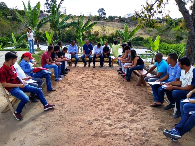 Agentes Comunitários Rurais e de Apicultura (ACR e ACA), que atuam junto a agricultores e agricultoras familiares, de 19 organizações produtivas, atendidos pelo Bahia Produtiva, projeto executado pela Companhia de Desenvolvimento e Ação Regional (CAR), empresa pública vinculada à Secretaria de Desenvolvimento Rural (SDR), no Território de Identidade Sudoeste Baiano, participam, até esta terça-feira (15), da Oficina de Formação e Acompanhamento de ACRs e ACAs.