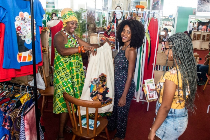 Artesanato e biojoias de comunidades quilombolas marcam presença na Feira Baiana da Agricultura Familiar e Economia Solidária