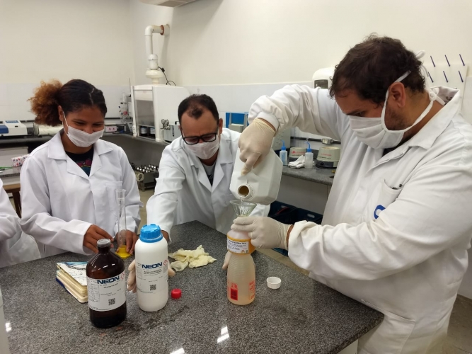 Produção de álcool 70% e sabão se transforma em alternativa de renda para agricultores familiares do Oeste da Bahia