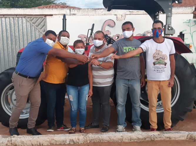 Trator e implementos agrícolas entregues em comunidade rural de Santaluz melhora produção de agricultores