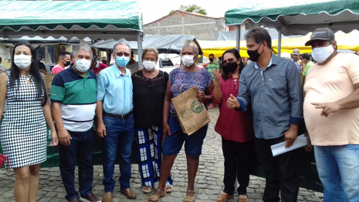 Barracas padronizadas qualificam feira livre de distrito de Itororó