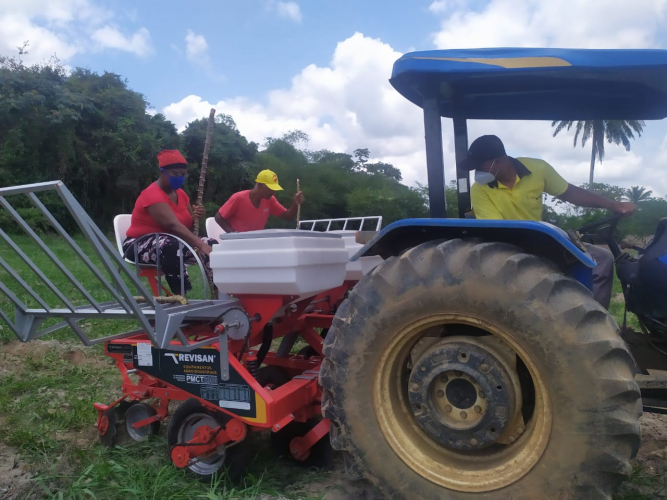 Investimentos em mandioca em Cachoeira é motivo de alegria para agricultores familiares