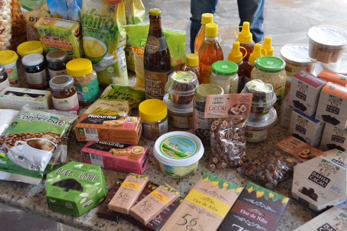 A 12ª Feira Baiana de Agricultura Familiar e Economia Solidária, a maior feira da agricultura familiar do país, começa nesta quarta-feira (15), no Parque Costa Azul, em Salvador. A abertura será a partir das 17h e vai contar com a presença de secretários da Agricultura Familiar do Nordeste.  Na ocasião, será lançada a plataforma mercaf.com.brf, o mercado virtual de venda delivery de produtos da agricultura familiar da Bahia, e o Catálogo de Produtos da Agricultura Familiar da Bahia 2022.  A programação musical fica por conta do cantor Jau, às 19h, e de Vanessa Borges – ex-The Voice, às 20h30.  A feira segue até o domingo (19). Durante os cinco dias de evento, serão comercializados 1.500 produtos de mais de 200 cooperativas e associações da agricultura familiar dos 27 territórios de identidade da Bahia. São produtos saudáveis com o sabor da nossa terra.  Esta edição traz espaços inéditos como licuriteria (produtos derivados do licuri), umbuteria (produtos derivados do umbu), cajuteria, (produtos derivados do caju), cachaçaria, cafeteria e chocolateria, espaço infantil com Tio Paulinho, e uma Vila Gastronômica, onde estarão 12 barracas comercializando petiscos e comidas rápidas como o cuscuz com bode e tapiocas com diversos recheios. O público também poderá conhecer e adquirir os produtos das tendas Indígena e Quilombola, e visitar a Vila Gastronômica, que servirá comidas rápidas e petiscos, utilizando ingredientes da agricultura familiar, além de picolés produzidos com frutas do Cerrado, a exemplo do pequi, buriti, araçá, jaboticaba e cagaita, entre outros.  A 12ª Feira Baiana da Agricultura Familiar e Economia Solidária é realizada pelo Governo do Estado, por meio da Secretaria de Desenvolvimento Rural (SDR), em parceria com a União das Cooperativas da Agricultura Familiar (Unicafes), com o apoio da Secretaria do Trabalho, Emprego, Renda e Esporte (Setre), Companhia de Desenvolvimento Urbano do Estado da Bahia (Conder) e do Banco do Nordeste.  Serviço:  O quê: 12ª Feira Baiana da Agricultura Familiar e Economia S