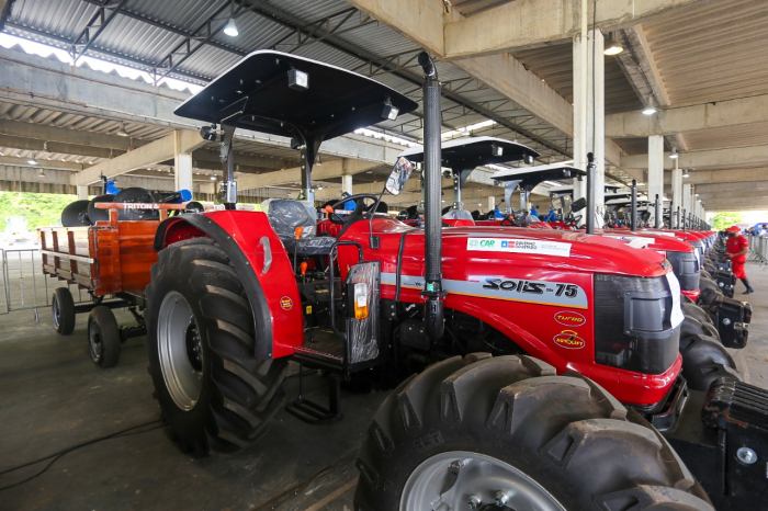 Entrega de tratores vai facilitar o escoamento da produção e o plantio para agricultores familiares baianos