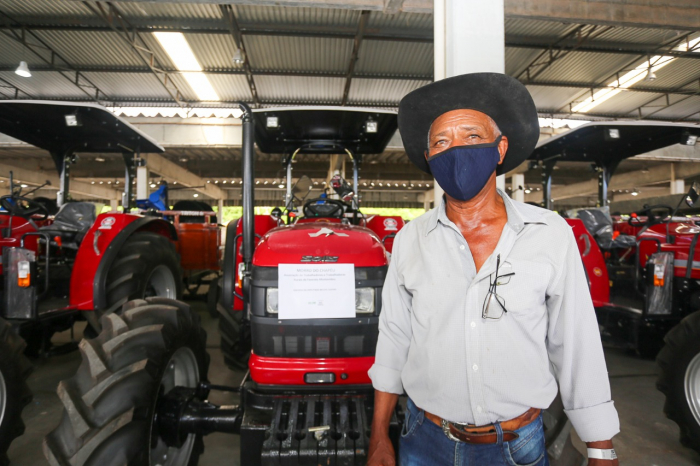 Entrega de tratores vai facilitar o escoamento da produção e o plantio para agricultores familiares baianos