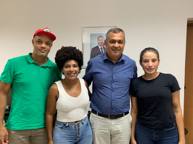 A população de Salvador vai receber mais um empreendimento para a comercialização de alimentos produzidos no rural baiano. Em maio, será inaugurado o Armazém do Campo, espaço localizado no bairro do Pelourinho em Salvador, para a comercialização de produtos da reforma da agrária e da agricultura familiar. A ação foi pauta de reunião, nesta quinta-feira (06), entre representantes da Secretaria de Desenvolvimento Rural (SDR) e do Movimento dos Trabalhadores Rurais Sem Terra (MST). O Armazém do Campo comercializará produtos de famílias de assentamentos, ligadas ao MST na Bahia. O empreendimento conta com o apoio do Governo do Estado, por meio da Companhia de Desenvolvimento e Ação Regional (CAR), empresa pública vinculada à SDR, com investimentos da ordem de R$153 mil, e beneficiará diretamente 400 famílias. O secretário da SDR, Jeandro Ribeiro, falou sobre o projeto, que foi idealizado pelo Movimento Sem Terra da Bahia. “Essa loja irá abranger o conceito da produção da reforma agrária, dos povos e comunidades tradicionais, dos agricultores e agricultoras de fechos e fundos de pasto e da agricultura familiar, um espaço que terá o DNA do MST da Bahia”. A dirigente do MST nacional, Lucineia Durães, destacou que o local será um polo de comercialização de produtos saudáveis, que também estão presentes nos estados de São Paulo, Minas Gerais, Pernambuco e Pará. “O Armazém do Campo será um espaço de comercialização de produtos da agricultura familiar e da reforma agrária, mas, além disso, de produtos com produção agroecológica, visando à alimentação saudável e com preservação do ambiente”.