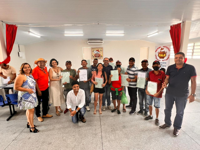 Mais de 100 títulos de domínio de terra são entregues a agricultores de Uauá