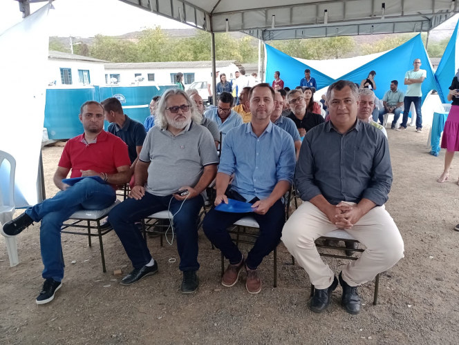 Tanques resfriadores de leite, tablets e insumos produtivos para os sistemas produtivos do leite e do cacau, foram entregues nesta segunda-feira (19), no município de Jequié, aos representantes do Consorcio Intermunicipal do Médio Rio de Contas (CIMURC). As entregas fazem parte da Parceria Mais Forte - Juntos Para Alimentar a Bahia, uma estratégia da Secretaria de Desenvolvimento Rural (SDR), que tem o objetivo de fomentar a produção rural da agricultura familiar na Bahia, na perspectiva de dinamizar a economia local a partir do rural. Os sistemas produtivos do leite e do cacau são destaques no Médio Rio das Contas e, a partir dessa entrega, os municípios que compõem o CIMURC poderão aliar a tecnologia ao desenvolvimento rural, no que se refere ao acompanhamento técnico e à extensão rural. “Um momento importante para o nosso município. O recebimento destes equipamentos fortalece a nossa agricultura familiar e os nossos pequenos produtores”, afirmou Marcos Barreto, prefeito de Itagibá. O Estado da Bahia, por meio da SDR, nos últimos sete anos e meio, já investiu R$ 3 bilhões para o desenvolvimento rural e fortalecimento da agricultura familiar na Bahia. Os recursos foram aplicados desde a base produção até a comercialização de produtos. O trabalho em conjunto com os Consórcios Públicos tem se consolidado como um importante instrumento para garantir que o número de famílias agricultoras, associações e cooperativas atendidas seja ampliado, para que permaneçam no campo com estrutura para produzir alimentos e viver com dignidade.