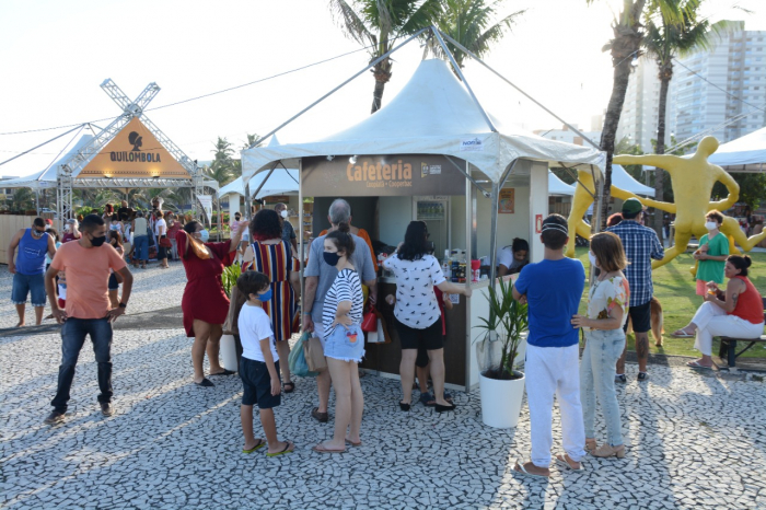 A agricultura familiar da Bahia continua fazendo história no país, com a realização da maior feira do Brasil com itens produzidos por agricultores e agricultoras familiares do estado. Trata-se da 13ª Feira Baiana da Agricultura Familiar e Economia Solidária, que acontecerá no período de 14 a 18 de dezembro de 2022, no Parque Costa Azul, na orla marítima de Salvador.  Durante os cinco dias do evento, estarão disponíveis 2.293 produtos de 209 empreendimentos da agricultura familiar, de todas as regiões do estado. São bens de consumo carregados das histórias de famílias que trabalham para alimentar com qualidade, saúde e respeito ao meio ambiente, todos os baianos e baianas.    Tem espaço para a inovação e criatividade dos empreendimentos no beneficiamento de produtos únicos, como as pastas de castanha de caju, as cervejas de cacau, licuri, umbu e maracujá da Caatinga, chocolates de origem, cafés especiais, mel com pedaços de favo, flocão de milho não-transgênico e muito mais. Como nas edições anteriores, terão lançamentos de novos produtos com pão de queijo, produzido em Vázea Nova, e a cerveja de Mel de Cacau, de Ilhéus, entre outros.  Os visitantes poderão desfrutar de uma Vila Gastronômica para consumo e confraternização em família, com uma grade de shows para animar os dias de Feira e um telão para acompanhar os jogos do Brasil na Copa do Mundo 2022. Repetindo o sucesso de 2021, a 13ª Feira mantém também espaços como a licuriteria, umbuteria, cachaçaria, cafeteria e chocolateria, para reforçar a variedade de produtos destes itens tão presentes na cultura baiana.  Para valorizar a diversidade dos povos tradicionais, o evento contará com uma Tenda de Artesanato, que vai reunir peças de artesanatos de comunidades indígenas e quilombolas da Bahia.  Espaço para família O Parque Costa Azul é o espaço ideal para levar a família inteira nos próximos dias 14 a 18 de dezembro. As crianças e os pets também vão participar da diversão, com espaço kids e espaço para adoção de animais. Para os mais interessados na gastronomia
