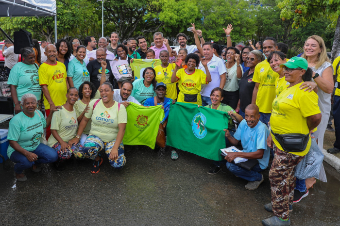 Catadores de materiais recicláveis contam com equipamentos de proteção durante o Carnaval