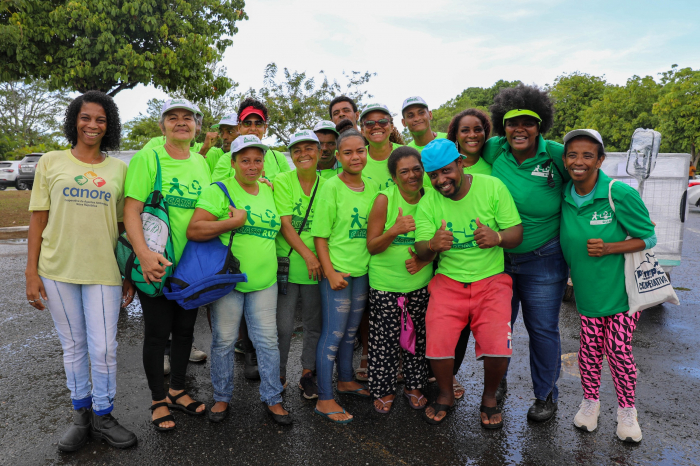 Catadores de materiais recicláveis contam com equipamentos de proteção durante o Carnaval