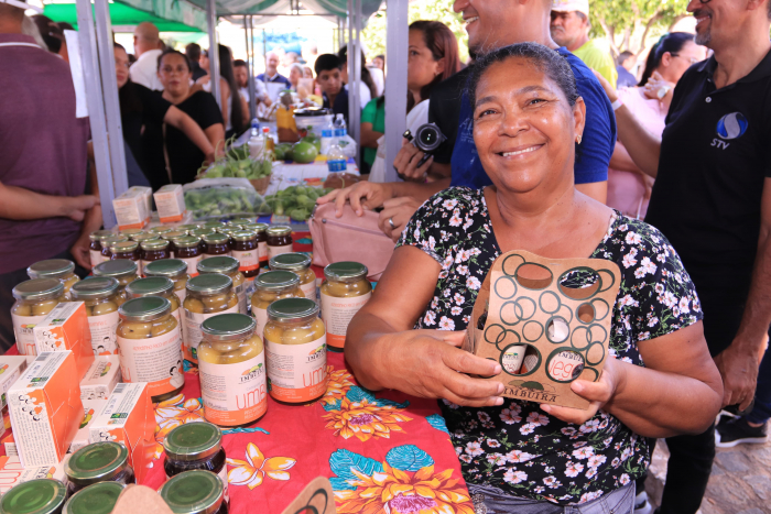 Sacas de milho e tanques-pipa são entregues para a agricultura familiar de municípios atingidos pela seca