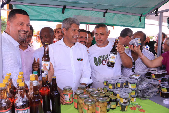 Sacas de milho e tanques-pipa são entregues para a agricultura familiar de municípios atingidos pela seca