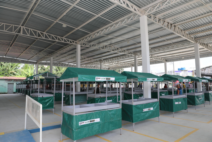 Novo galpão de frutas e verduras, entrega de títulos de terra e barracas de feira fortalecem a produção e comercialização da agricultura familiar em Alagoinhas