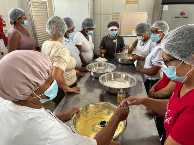 Agricultoras familiares de Caculé ampliam produção de derivados de mandioca e fortalecem economia local