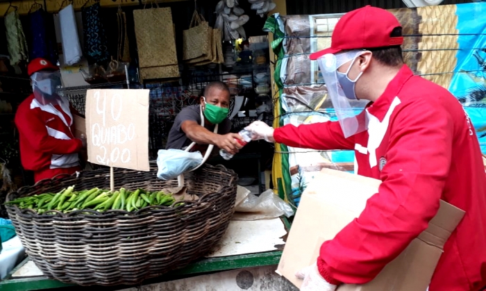 Bombeiros distribuem mascaras e álcool gel para feirantes da feira de São Joaquim