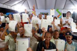 Governo da Bahia entrega títulos de terra a 92 famílias de agricultores de Tanhaçu