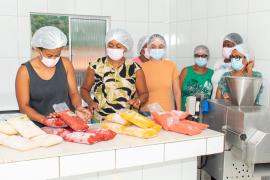 ANDREA E AS MULHERES DA ASSOCIÇÃO .jpg