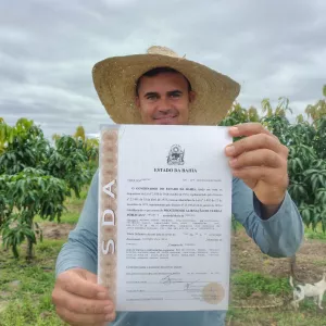 Agricultor familiar de Tanhaçu recebe título de terra e assegura futuro da propriedade familiar
