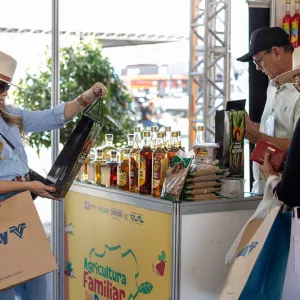 Público conhece e aprova produtos da agricultura familiar da Bahia durante feira em Luís Eduardo Magalhães
