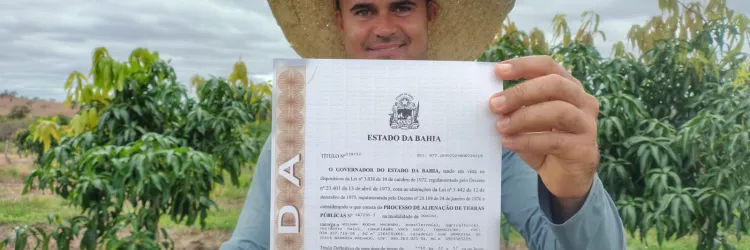 Agricultor familiar de Tanhaçu recebe título de terra e assegura futuro da propriedade familiar