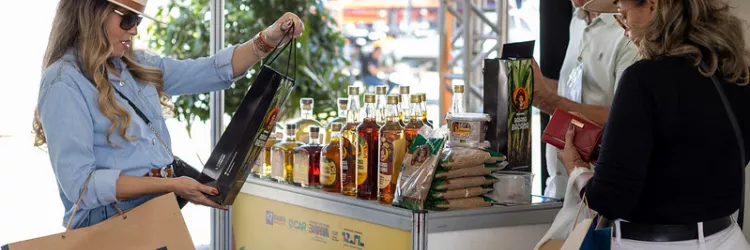 Público conhece e aprova produtos da agricultura familiar da Bahia durante feira em Luís Eduardo Magalhães