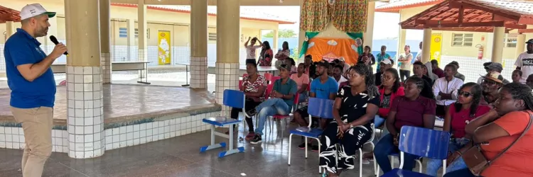 Famílias de comunidade quilombola do Lapão assinam contrato para a construção de habitações rurais