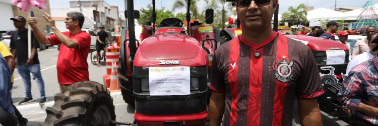 Agricultor recebe trator em Coité