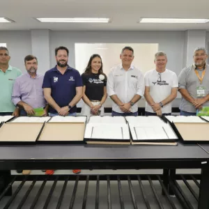 Seagri fortalece cooperação e destaca padrão internacional do algodão baiano em visita ao laboratório da Abapa