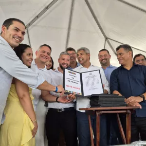 O projeto contempla um espaço com estrutura de currais, local para veículos realizarem a carga e saída de animais de pequeno e grande porte, entre outros.