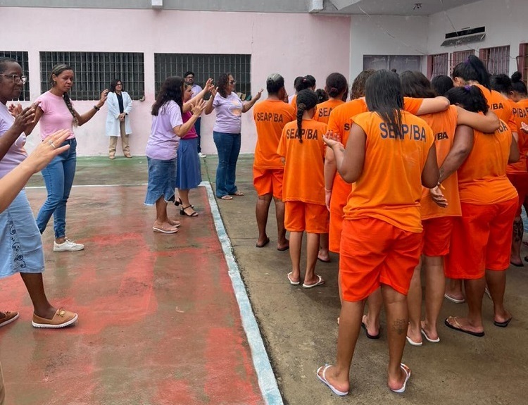 Ação do grupo Escola para Elas promove