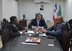 Foto do secretario em reunião 5.jpg