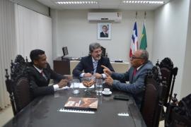Foto do secretario em reunião 6.jpg