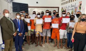 entregando certificado 2.jpg