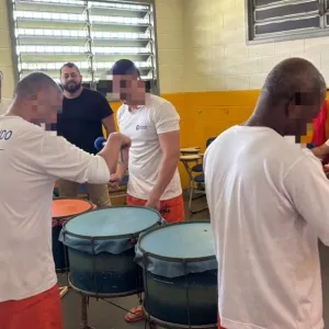 Oficina de percussão fortalece educação e ressocialização no Conjunto Penal de Barreiras