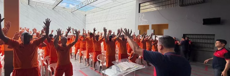 Ação de assistência espiritual é realizada na Cadeia Pública de Salvador