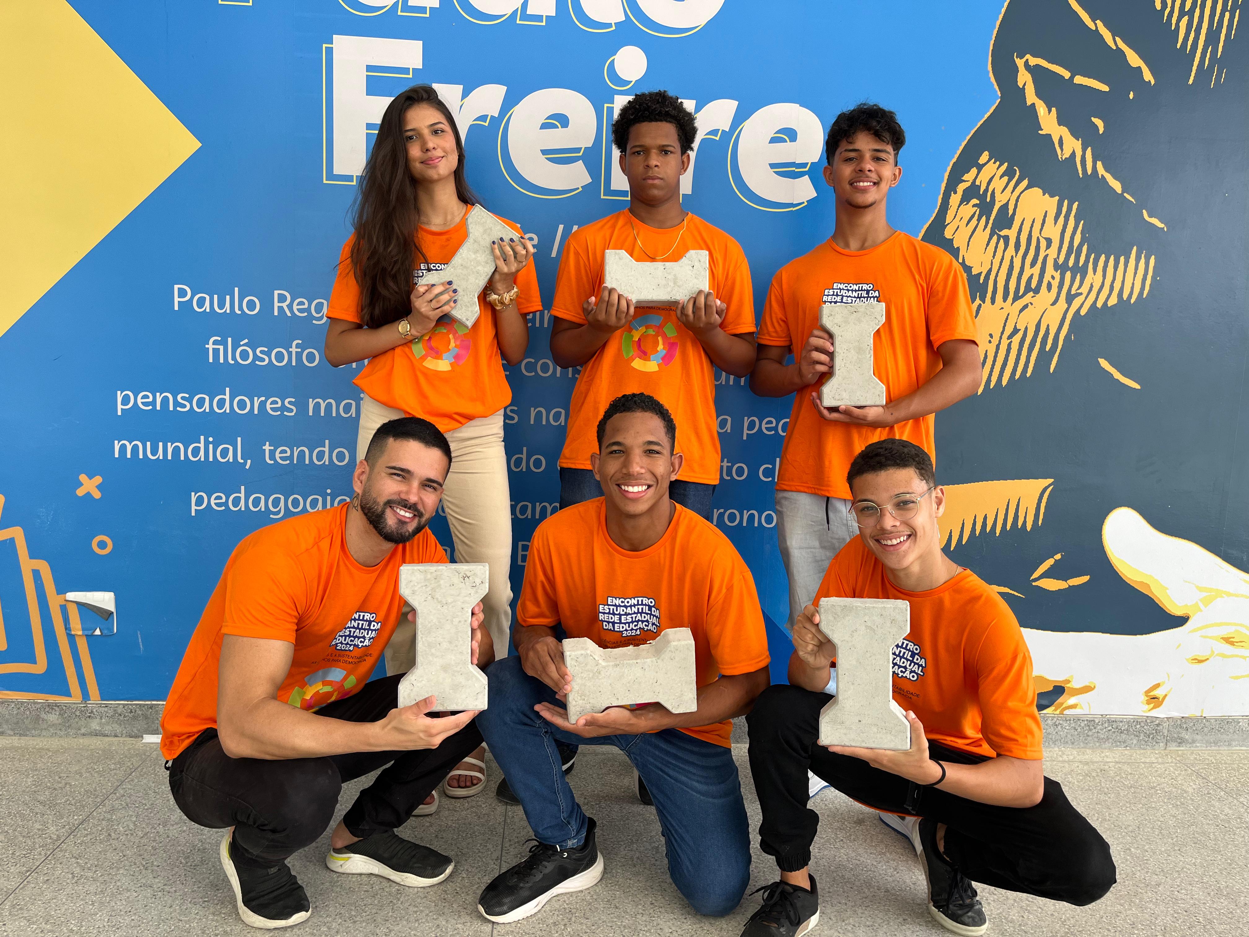 Estudantes de Serrinha usam papel descartado e fibra do coco para desenvolver biocimento