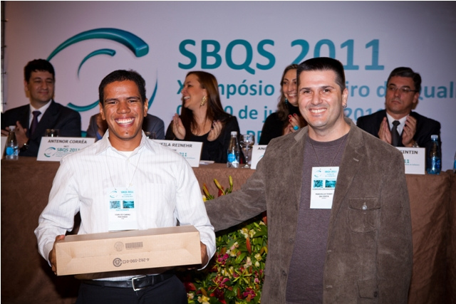 Ivan recebendo o prêmio