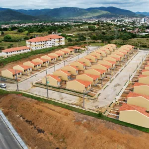 Governo da Bahia entrega 95 novas moradias para famílias atingidas por enchente em Jequié