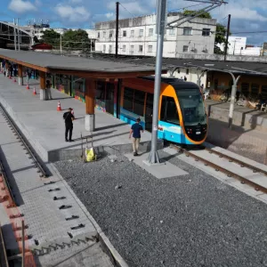 Obra do Governo do Estado, VLT faz primeira viagem-teste e marca avanço na mobilidade da capital baiana