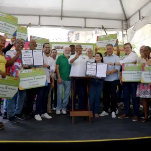 Governo da Bahia entrega campo de futebol e assina ordem de serviço para contenção de encostas