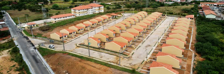 Governo da Bahia entrega 95 novas moradias para famílias atingidas por enchente em Jequié