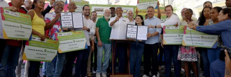 Governo da Bahia entrega campo de futebol e assina ordem de serviço para contenção de encostas