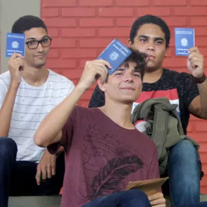 Jovens com carteira de trabalho