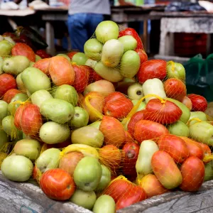 Tomate na feira. Cesta Básica Julho 2025