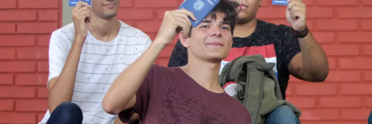 Jovens com carteira de trabalho